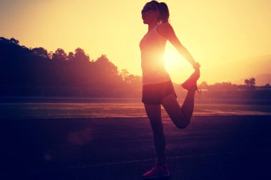 Genç kadın bacaklarını açıyor. 