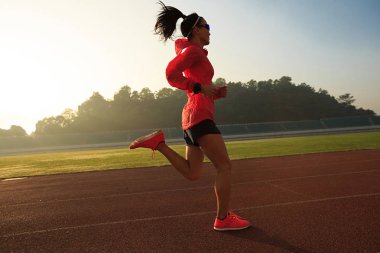 Stadyum üzerinde çalışan genç kadın  
