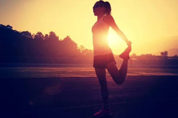 Young woman stretching legs — Stock Photo, Image