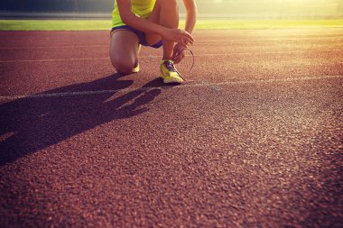 kadın atlet bağlama ayakkabı bağı 