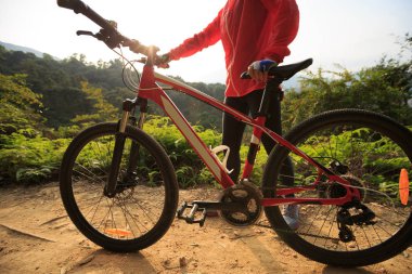 dağ bisikleti ile genç kadın