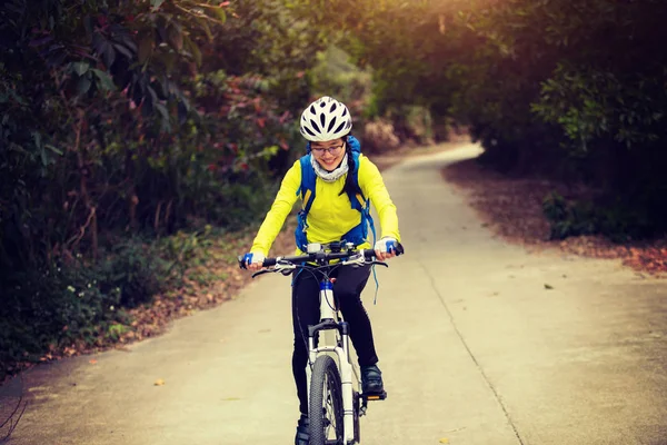 Montar bicicleta de montaña — Foto de Stock