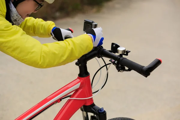 Cyclist setting active camera before riding — Stock Photo, Image
