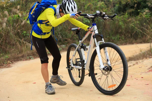 Kobiet rowerzysta coraz rannych — Zdjęcie stockowe