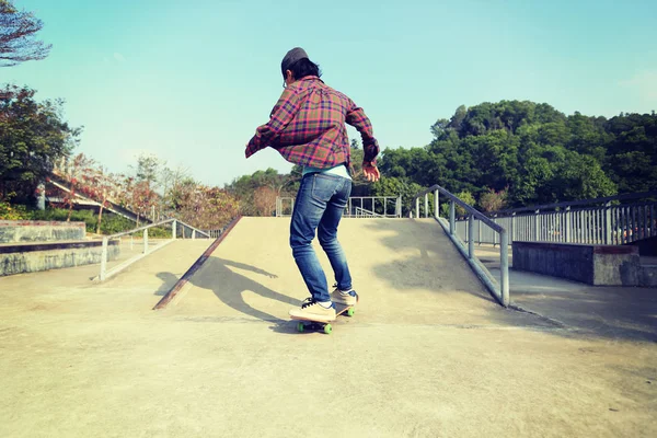 Скейтбордист, практикующийся в скейтпарке — стоковое фото