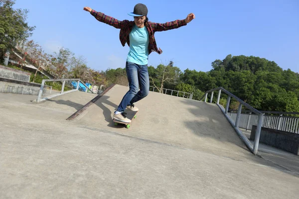Skateboarder praktiserer på skatepark - Stock-foto