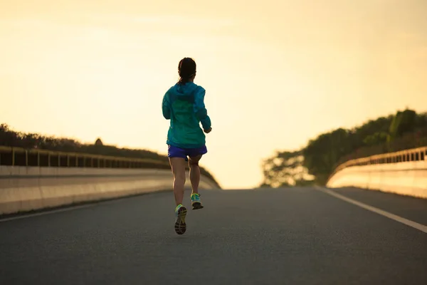 Jonge vrouw op de weg — Stockfoto