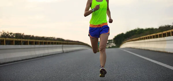 Mujer joven corriendo por la carretera —  Fotos de Stock