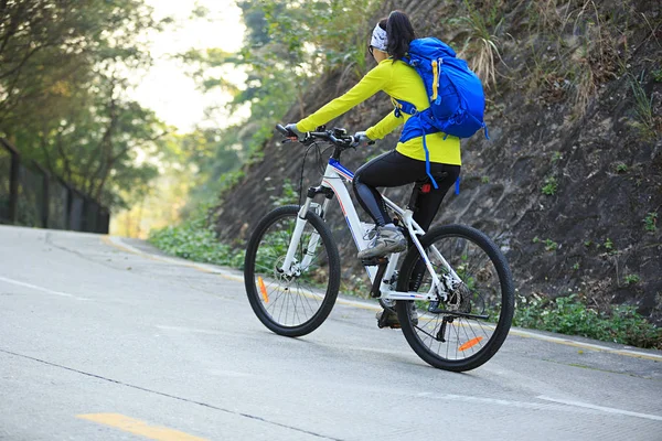 Гірський велосипед їзда — стокове фото