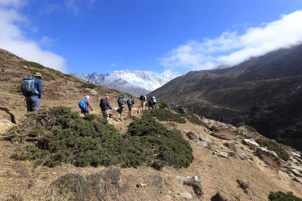 Vandrare vandring till everest base camp — Stockfoto