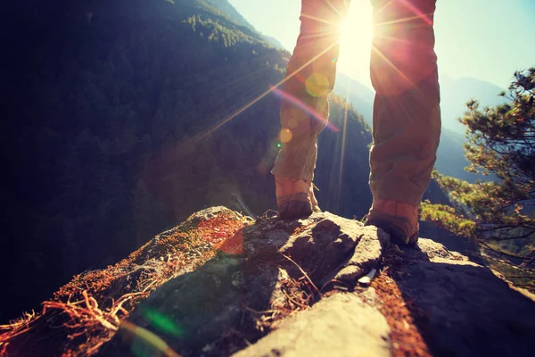 Wanderin am Berg — Stockfoto