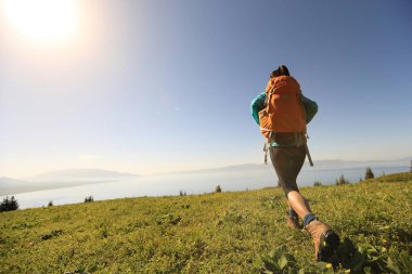 genç kadın dağda yürüyüş  