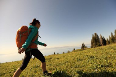 genç kadın dağda yürüyüş  