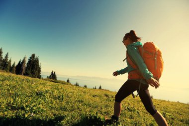 genç kadın dağda yürüyüş  