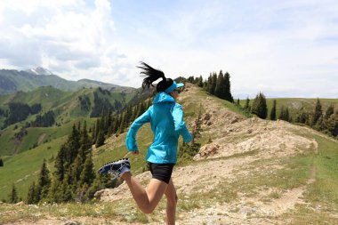 Dağda çalışan genç kadın 