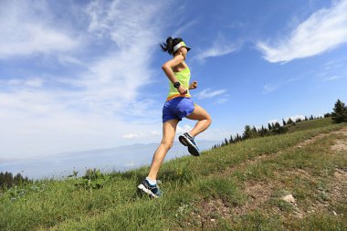 Dağda çalışan genç kadın 