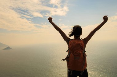 kaldırdı elleriyle genç yolcusu