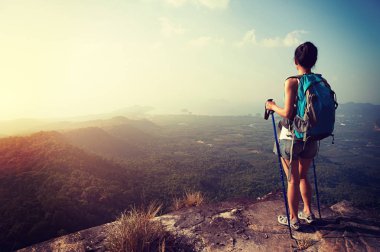 kadın backpacker dağ tepe üzerinde duran