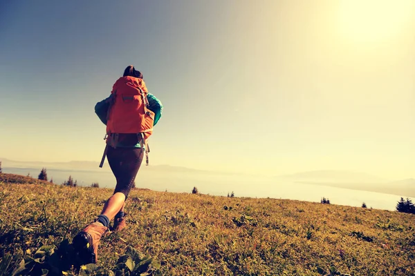 Ung kvinna promenader på berget — Stockfoto