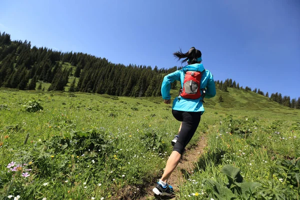 Молодая женщина бежит по горе — стоковое фото