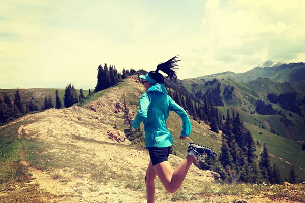 Νεαρή γυναίκα τρέχει στο βουνό — Φωτογραφία Αρχείου