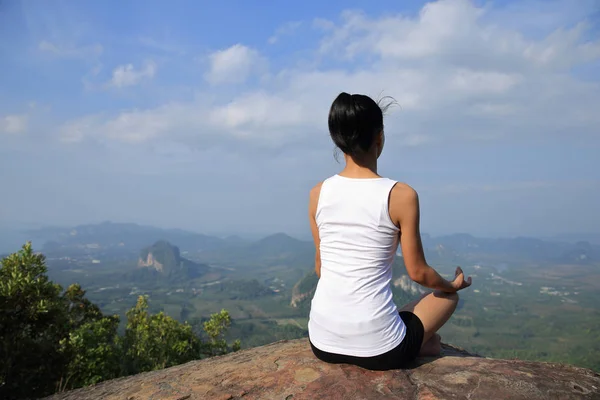 Mujer practicando yoga — Foto de Stock