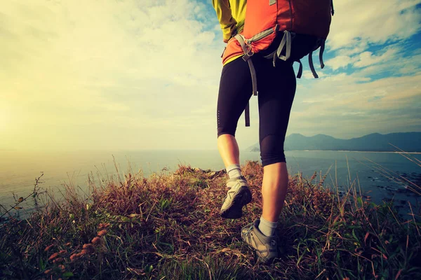 Escursionista femminile in montagna sul mare — Foto Stock