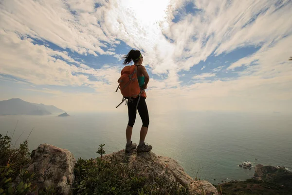 Excursionista de pie en el pico de montaña — Foto de Stock