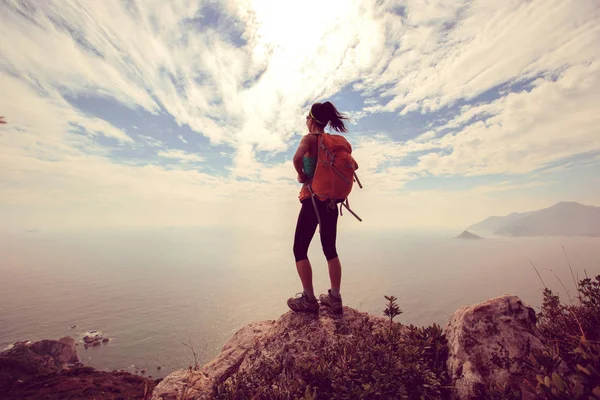 Wandelaar staande op de berg — Stockfoto