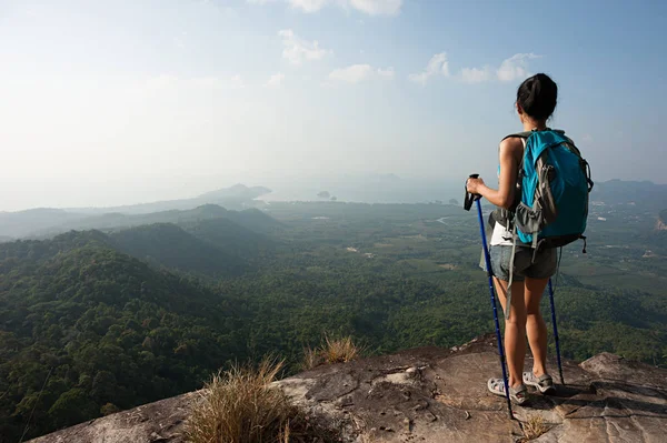Mochileiro fêmea em pé no pico da montanha — Fotografia de Stock