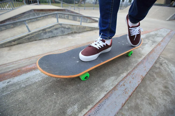 Skateboarder jambes équitation skateboard — Photo