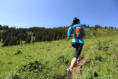 Dağda çalışan genç kadın 