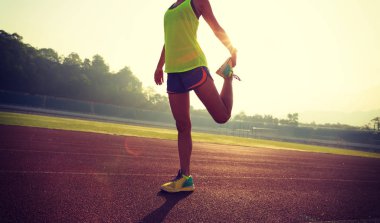 Genç kadın bacaklarını açıyor. 