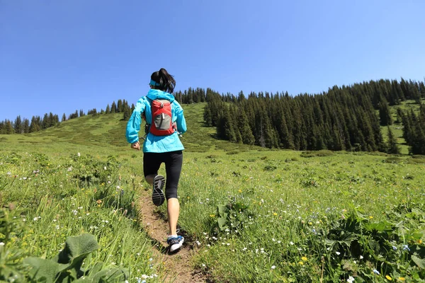 Jovem mulher correndo na montanha — Fotografia de Stock