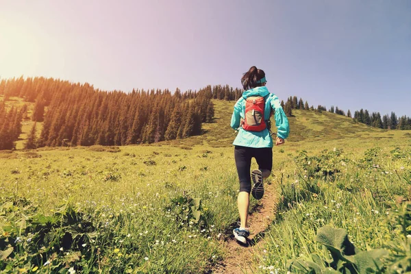 Jeune femme courant sur la montagne — Photo