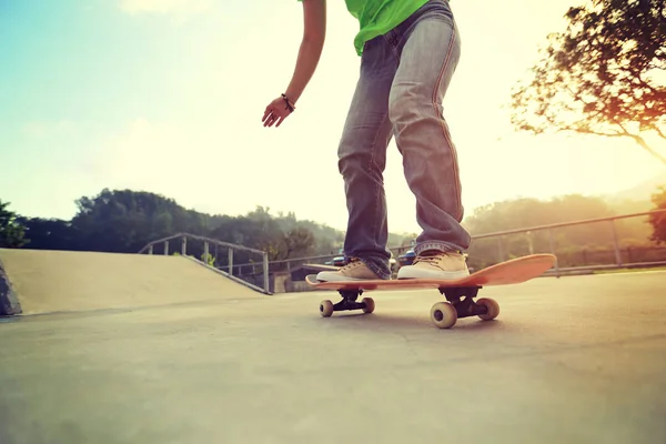 Skateboarder pratiquant au skatepark — Photo