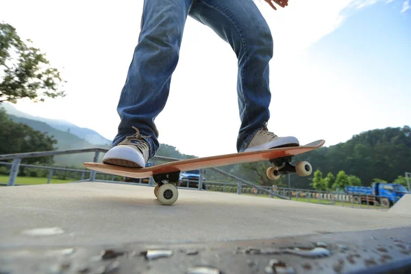 Skateboarder practicando en skatepark — Foto de Stock