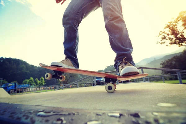 Skateboarder practicing at skatepark — Stock Photo, Image