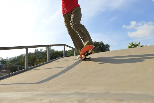 Skateboarder pratiquant au skatepark — Photo