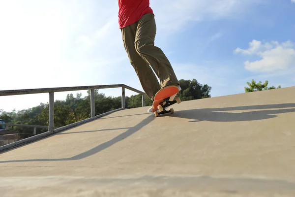 Skatista praticando no skatepark — Fotografia de Stock