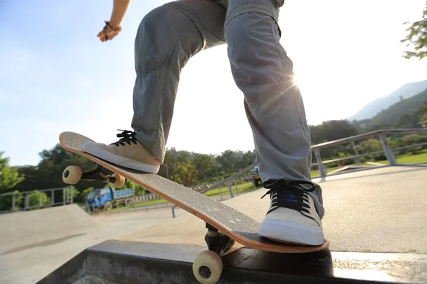 Skateboarder üben im Skatepark — Stockfoto