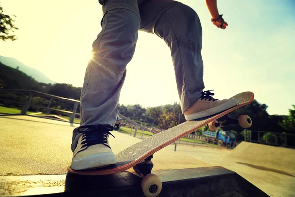 Skatista praticando no skatepark — Fotografia de Stock