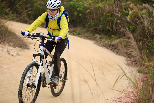 Vrouw rijden mountainbike — Stockfoto