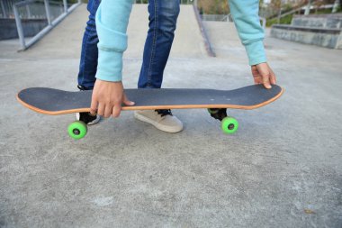 Kaykaycı bacaklar kaykay sürme 