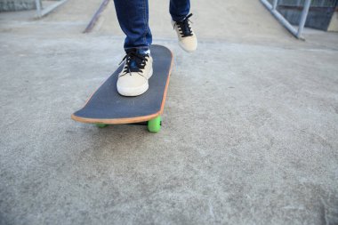 Kaykaycı bacaklar kaykay sürme 