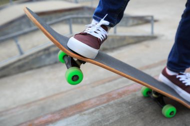 Kaykaycı bacaklar kaykay sürme 