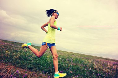 çayır üzerinde çalışan genç kadın