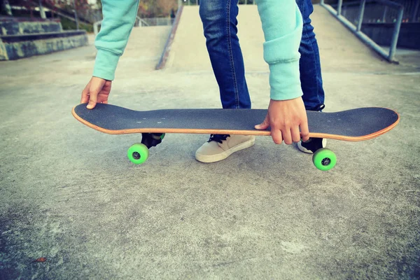 Πόδια skateboarder ιππασίας skateboard — Φωτογραφία Αρχείου