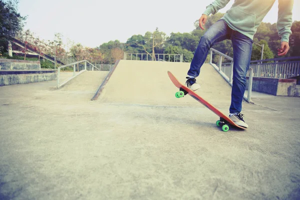 Скейтбордистські ноги верхи скейтборд — стокове фото