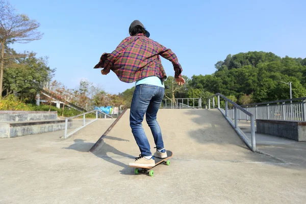 Skateboarder pratiquant au skatepark — Photo